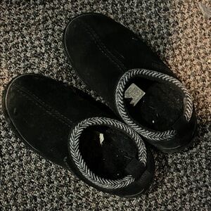 Almost new Kookaburra black kids Slip-On Shoes with Patterned Trim